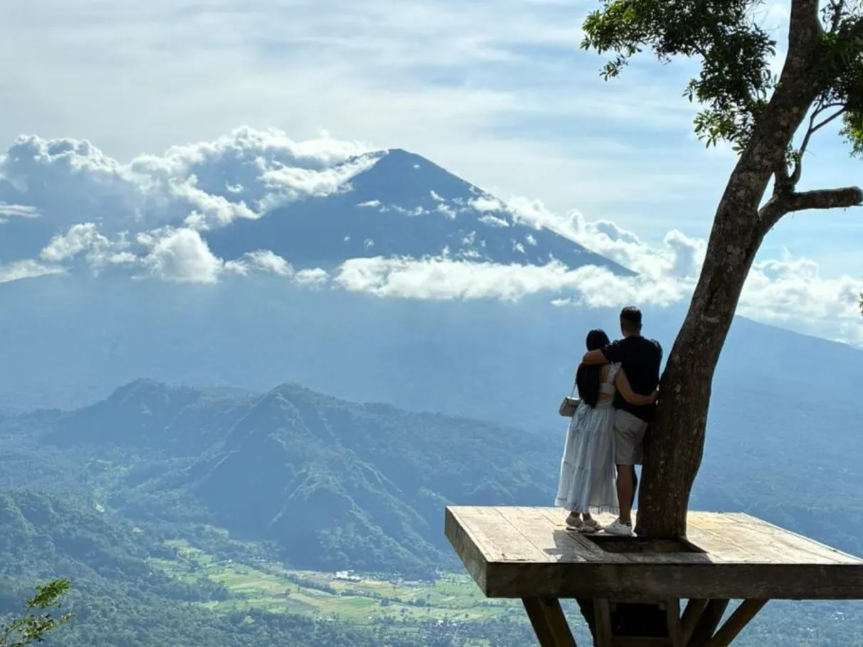 Bali Couple beautiful scene Advensa Travel