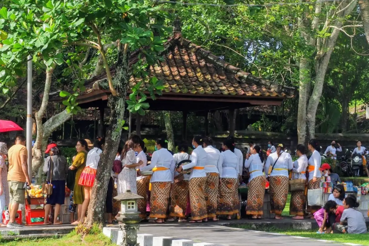 Dressing etiquette around Bali temples