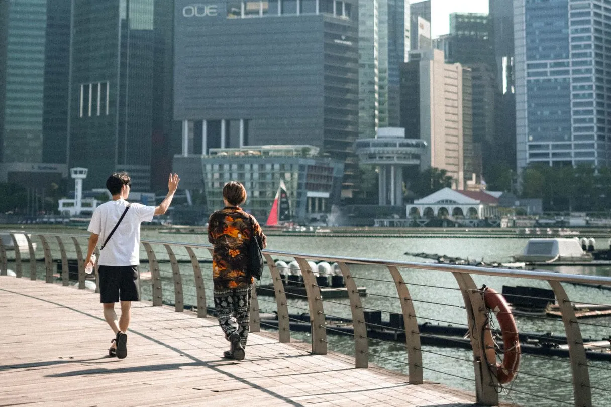 Getting Around Singapore: Hop-On Hop-Off Buses vs. Guided Tours vs. Private Transfers